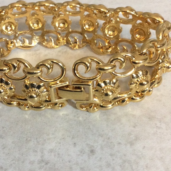 Ornate bright shiny gold 1” bracelet - Picture 6 of 8
